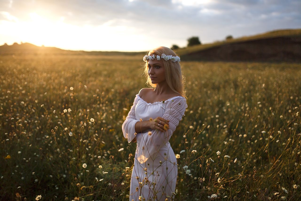Girls in Slavic costumes in Skopje